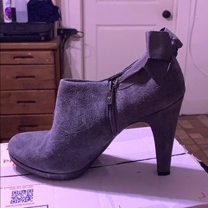 Libby Edelman Nalini bow heel booties